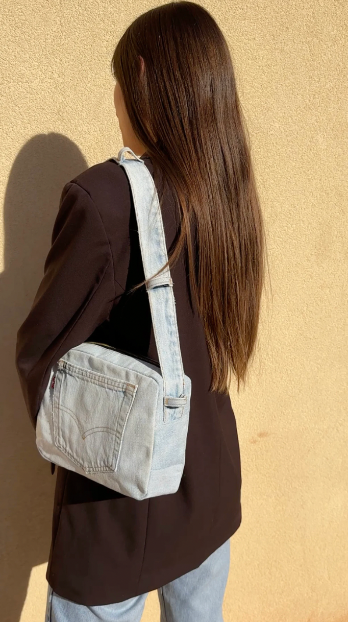 Shoulder bag levis jeans upcycle pattern, bolsa de hombro rectangular con jeans y bolsillos de levis usando la pretina, waist ban shoulder bag levis upcycled denim jeans