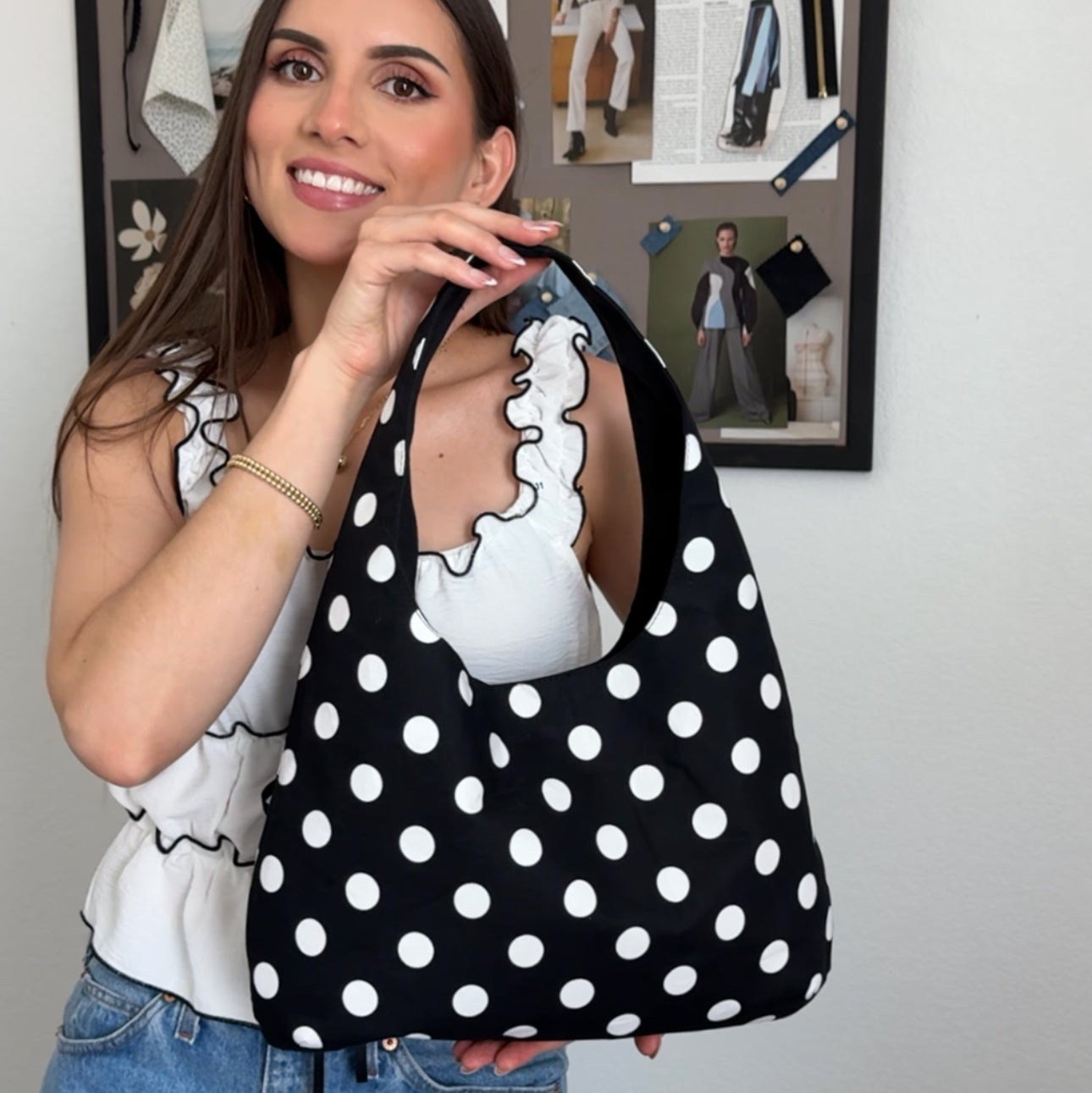 OLA Bag Bolsa Ola Bolsa de hombro tutrial patrones bolsa ola black polka dot bag in a room with framed pictures on the wall.