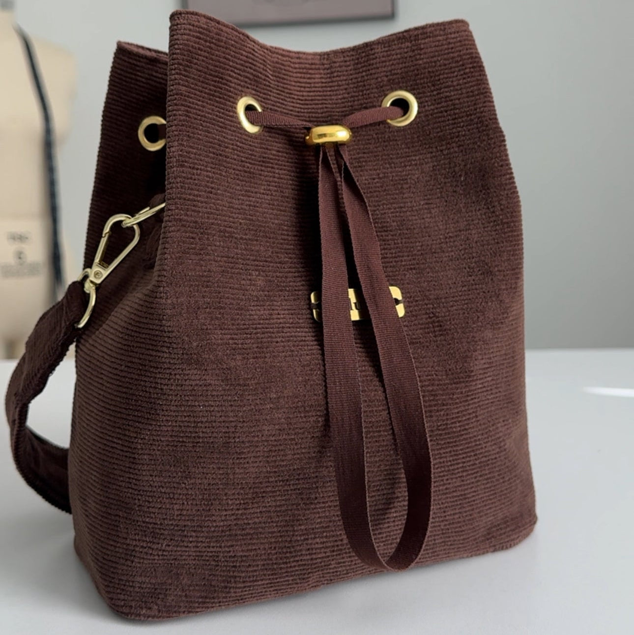 brown suede bucket bag diy, tutorial mini bucket bag, drastring bag, how to make a small bucket bag, como hacer una bolsa tipo saco, bolsa tipo cubo tutorial patrones moldes luluisa imluluisa patrones sewing patterns designerluisa